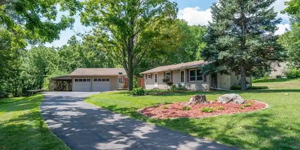 5525 Eastview