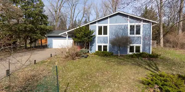 125 Pleasant Lane E