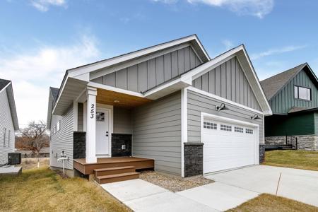 253 McCarrons Place W