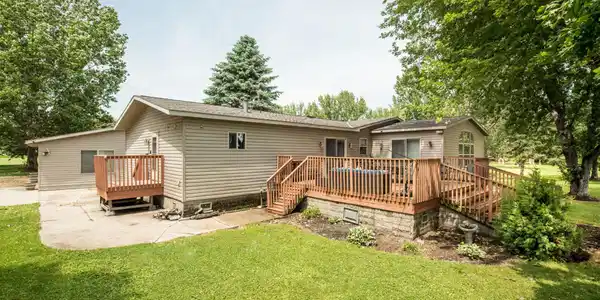 1009 County Road 10 NE