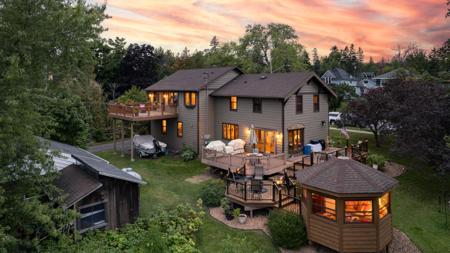 4 Lakeside Court