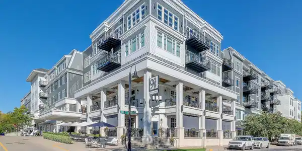 935 Lake E