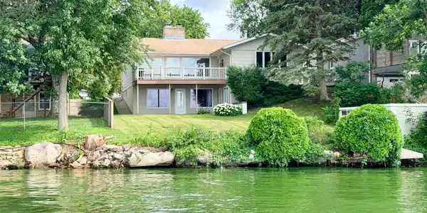 809 W Lake Avenue