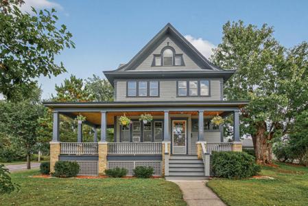 1005 Como Boulevard E