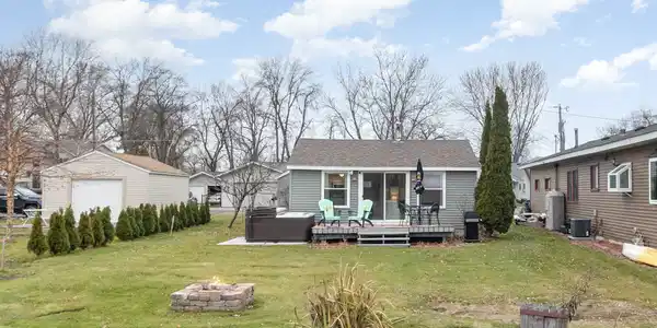 735 Woodland Drive SE