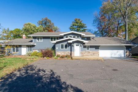 810 Main Street W