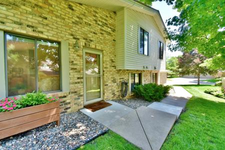 1945 Kingsview Lane N