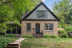 2260 Medicine Lake