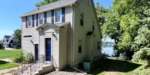 521 Lakeshore Drive