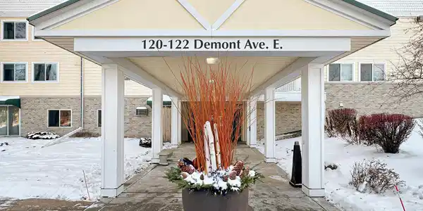 122 Demont Avenue E