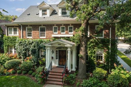 2400 W Lake Of The Isles Parkway