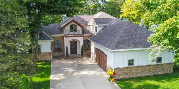 5180 Interlachen NE