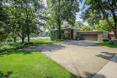 12 River Heights NE