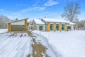 8360 Gladstone Lake
