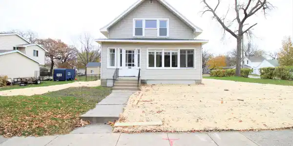 702 7th NW