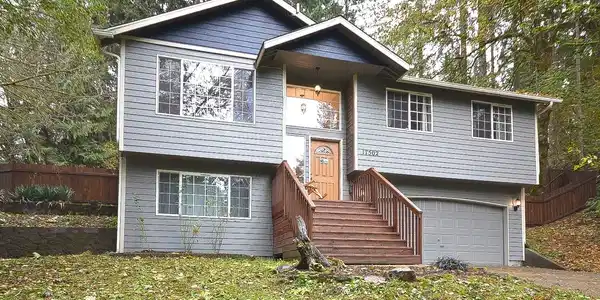 17502 Clear Lake SE