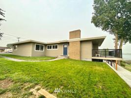 1053 W Lakeside Drive