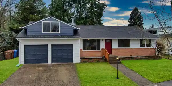 6058 Wapato Lake
