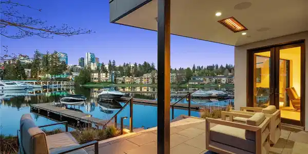 9810 Shoreland