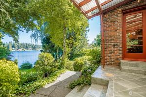 555 Lake Louise SW