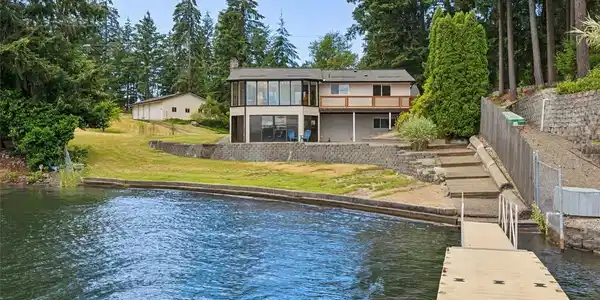 7335 Holmes Island SE