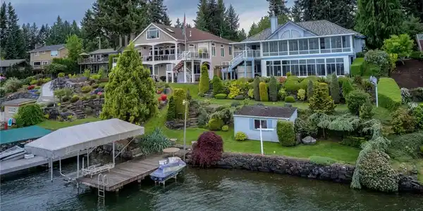 Lakeridge Drive E