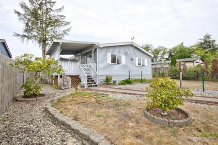 617 Duck Lake NE