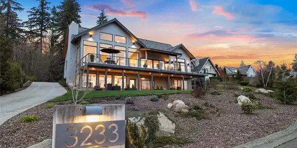 3233 Eagleridge