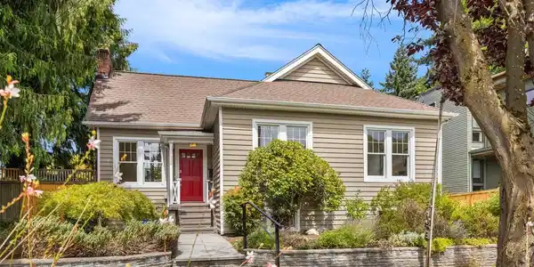 6633 Woodlawn N