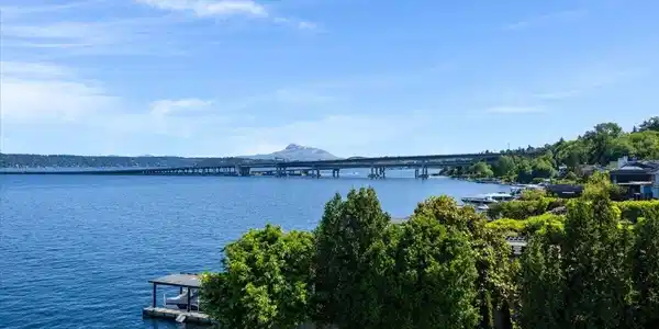 720 Lakeside S
