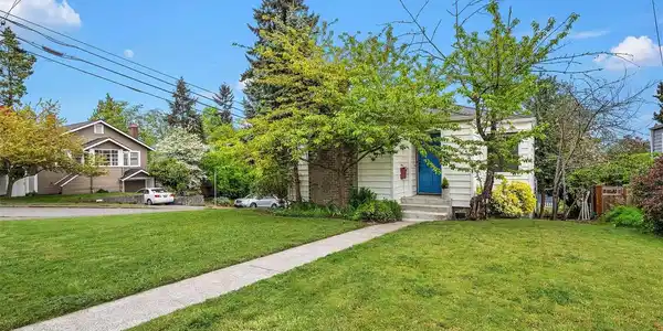 8622 17th NE