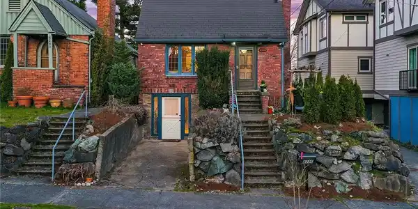 8236 17th Avenue NE