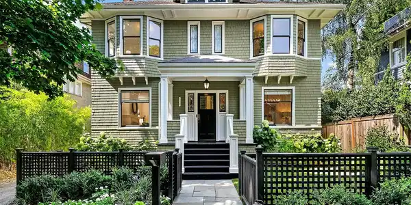 939 13th E
