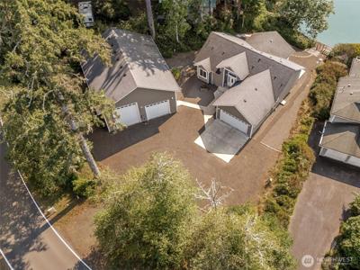 799 Duck Lake SE