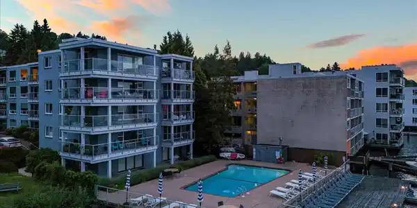 720 Lakeside S