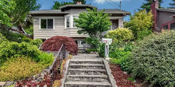 634 NE Banner Place