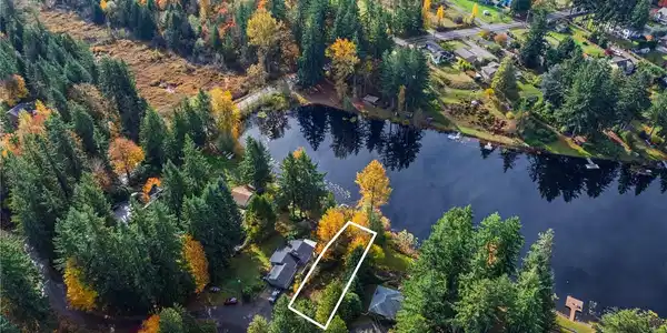 33401 Lake Holm SE