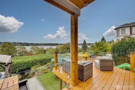 5822 Green Lake N