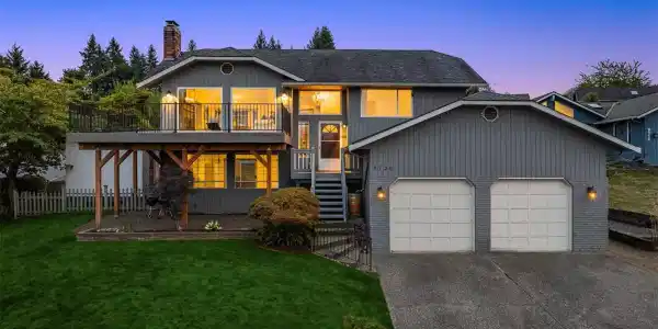 9720 8th NE