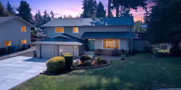 2622 211th E