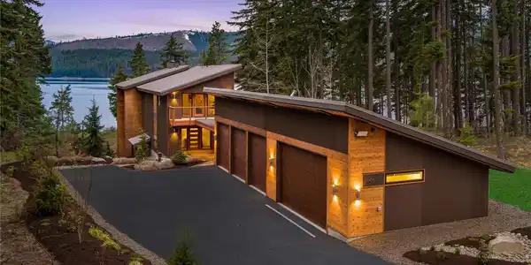 460 Domerie Bay