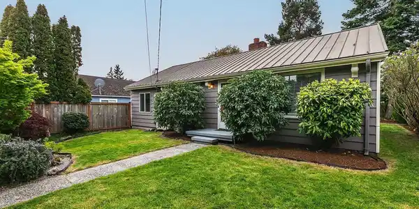 8437 Seward Park S