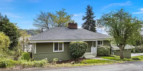 11210 Lakeside NE