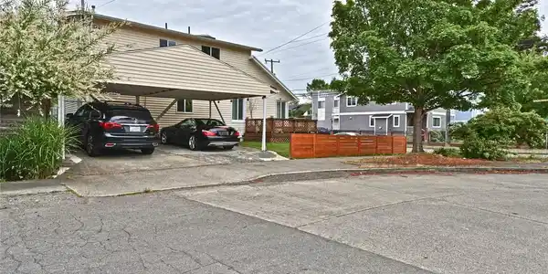5402 Cloverdale