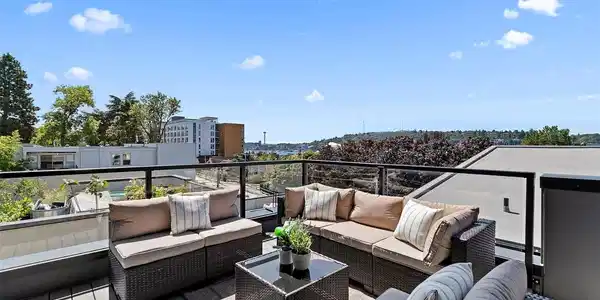 2624 Eastlake E