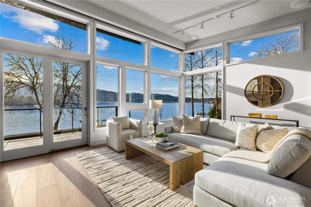 4323 Lake Sammamish SE