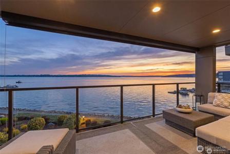 827 Lake S