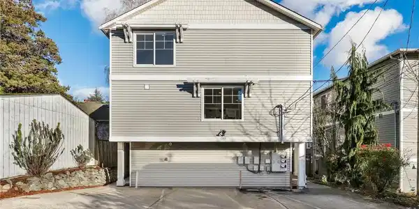 7543 11th NE