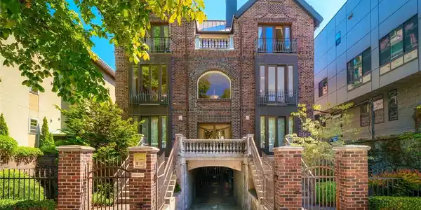 1122 Broadway E