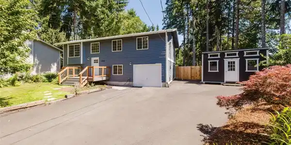 4042 Chinook NW